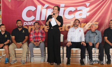 Inicia clínica para entrenadores y jugadores de baloncesto en Nuevo Laredo; alcaldesa realiza primer lanzamiento