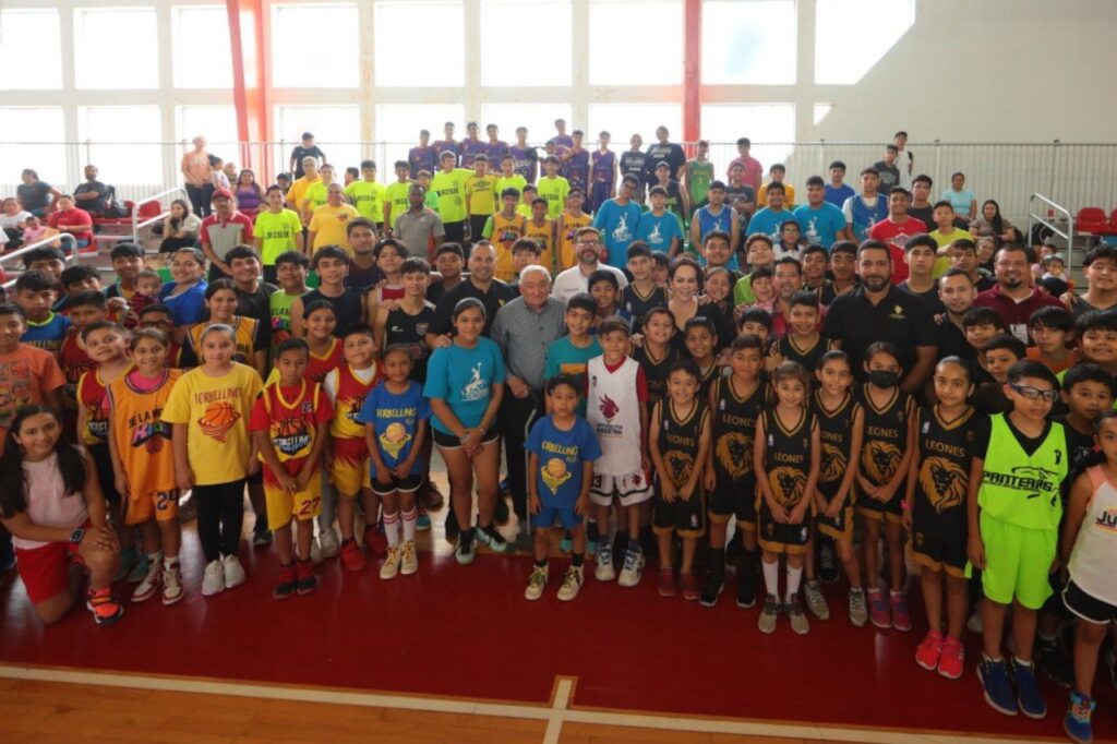 Inicia clínica para entrenadores y jugadores de baloncesto en Nuevo Laredo; alcaldesa realiza primer lanzamiento