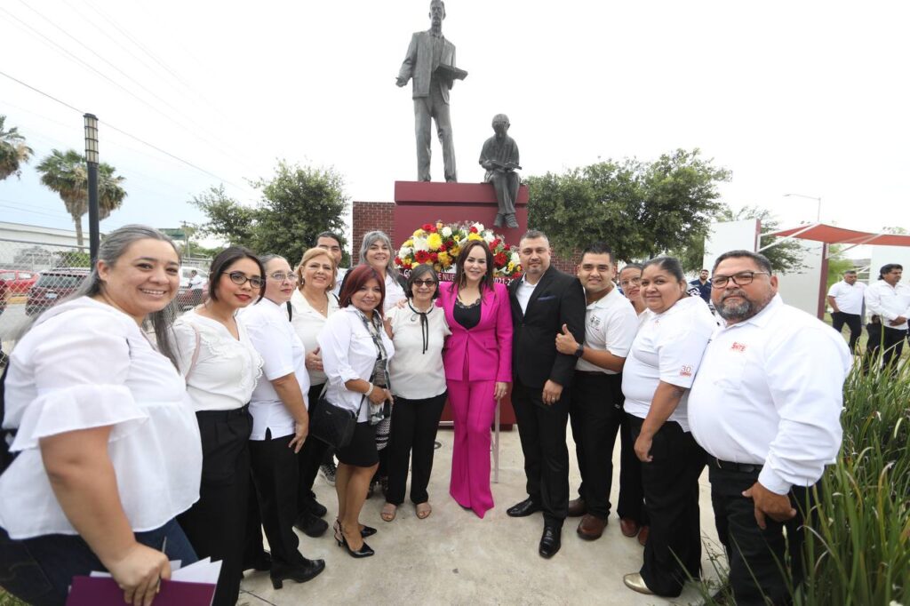 Gobierno de Nuevo Laredo y trabajadores de la educación conmemoran Día del Maestro