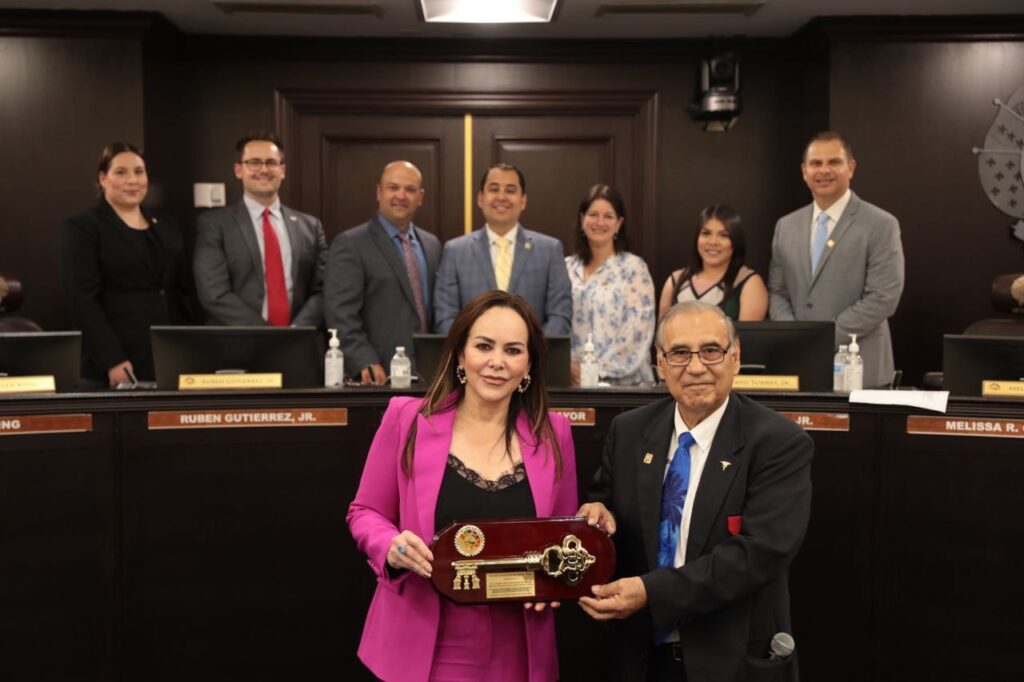 Reconocen liderazgo binacional de alcaldesa Carmen Lilia Canturosas; le entrega Laredo llaves de la ciudad