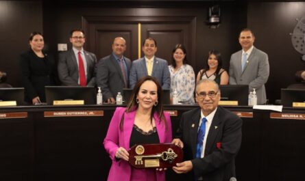 Reconocen liderazgo binacional de alcaldesa Carmen Lilia Canturosas; le entrega Laredo llaves de la ciudad