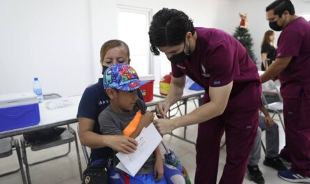 Acuden vecinos de colonia la Nueva Victoria a vacunarse contra COVID-19