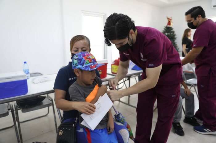 Acuden vecinos de colonia la Nueva Victoria a vacunarse contra COVID-19