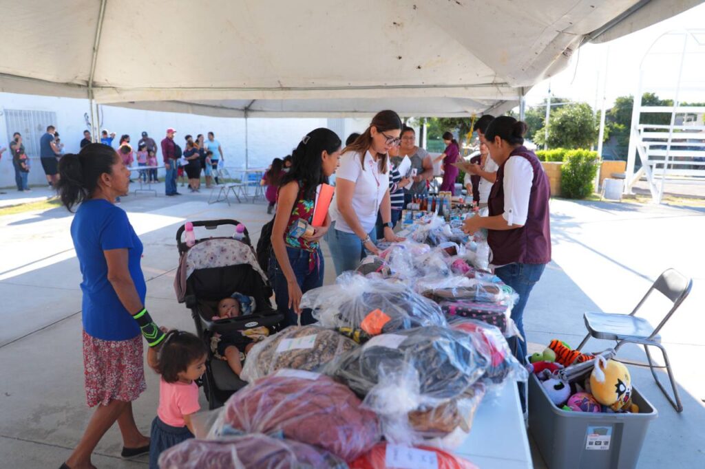 Vacunan y apoyan a ciudadanía con donación de ropa y alimentos no perecederos