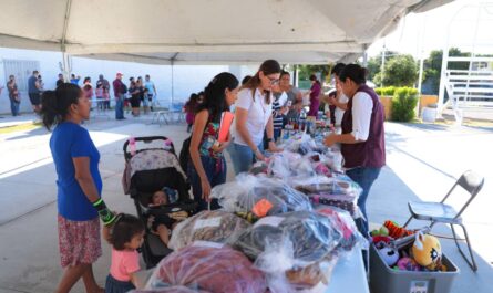 Vacunan y apoyan a ciudadanía con donación de ropa y alimentos no perecederos