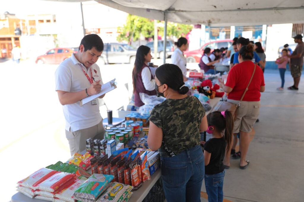 Vacunan y apoyan a ciudadanía con donación de ropa y alimentos no perecederos