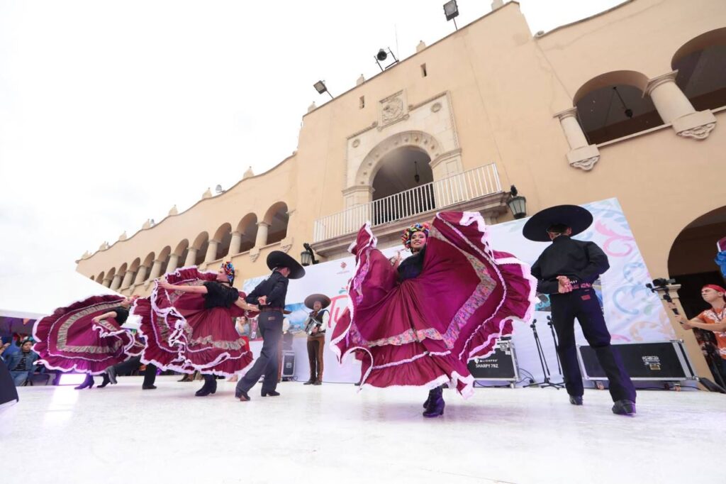 Familias neolaredenses llenan Explanada de Independencia en Feria Turística