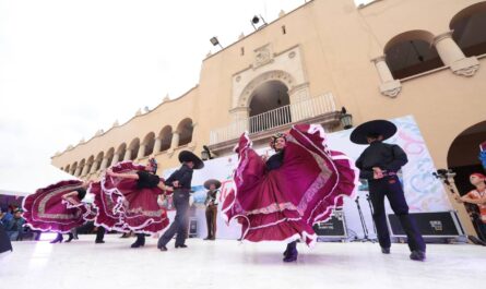 Familias neolaredenses llenan Explanada de Independencia en Feria Turística