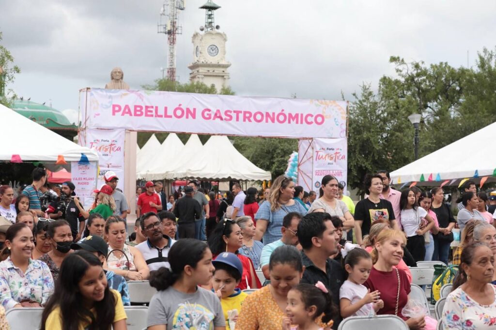 Familias neolaredenses llenan Explanada de Independencia en Feria Turística