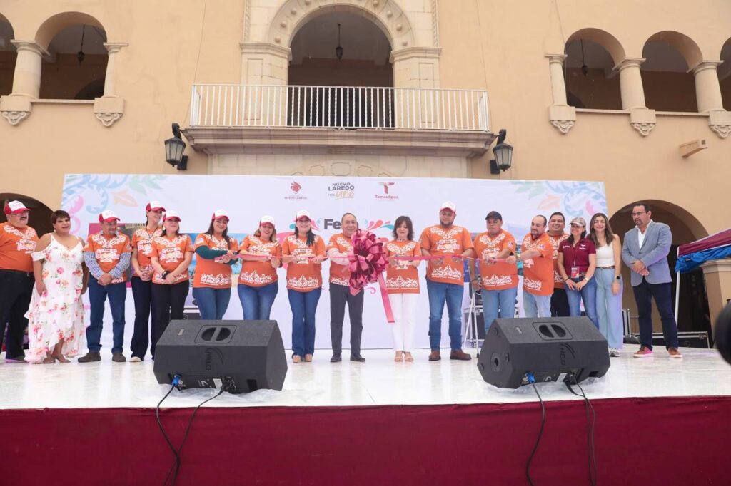 Familias neolaredenses llenan Explanada de Independencia en Feria Turística