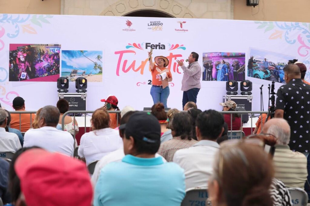 Familias neolaredenses llenan Explanada de Independencia en Feria Turística