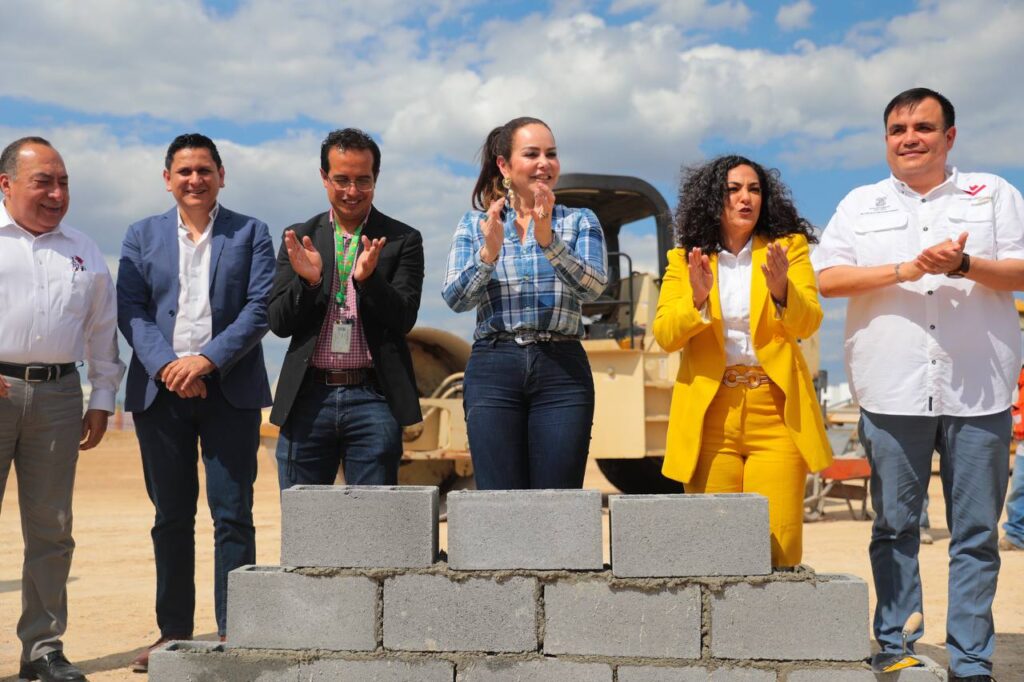 Coloca alcaldesa Carmen Lilia Canturosas primera piedra de Bodega Aurrera