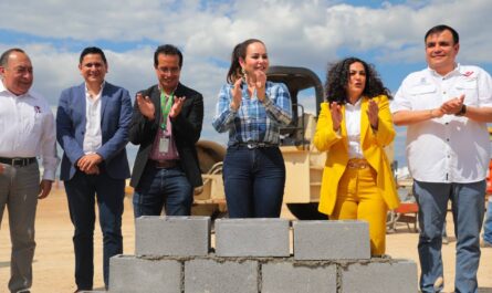 Coloca alcaldesa Carmen Lilia Canturosas primera piedra de Bodega Aurrera