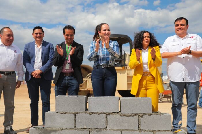 Coloca alcaldesa Carmen Lilia Canturosas primera piedra de Bodega Aurrera