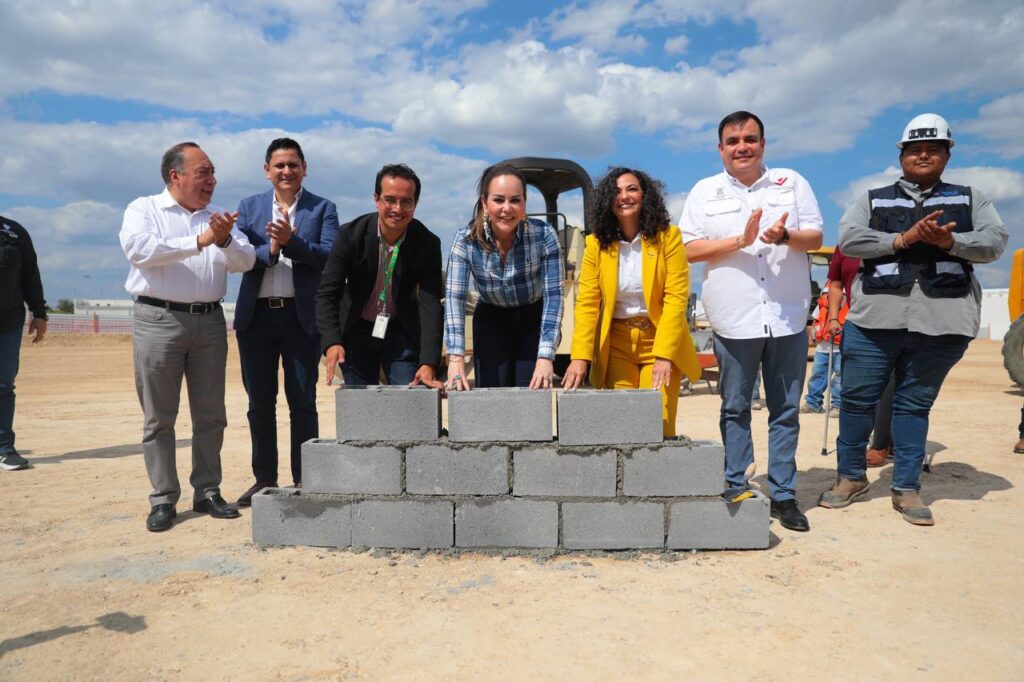 Coloca alcaldesa Carmen Lilia Canturosas primera piedra de Bodega Aurrera