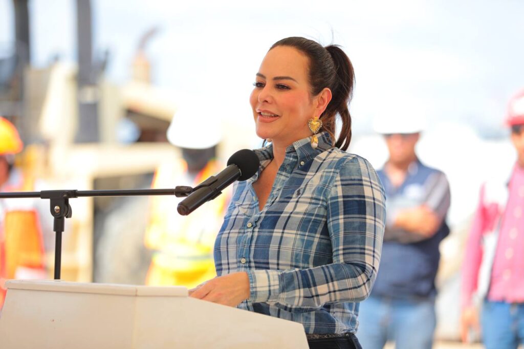 Coloca alcaldesa Carmen Lilia Canturosas primera piedra de Bodega Aurrera