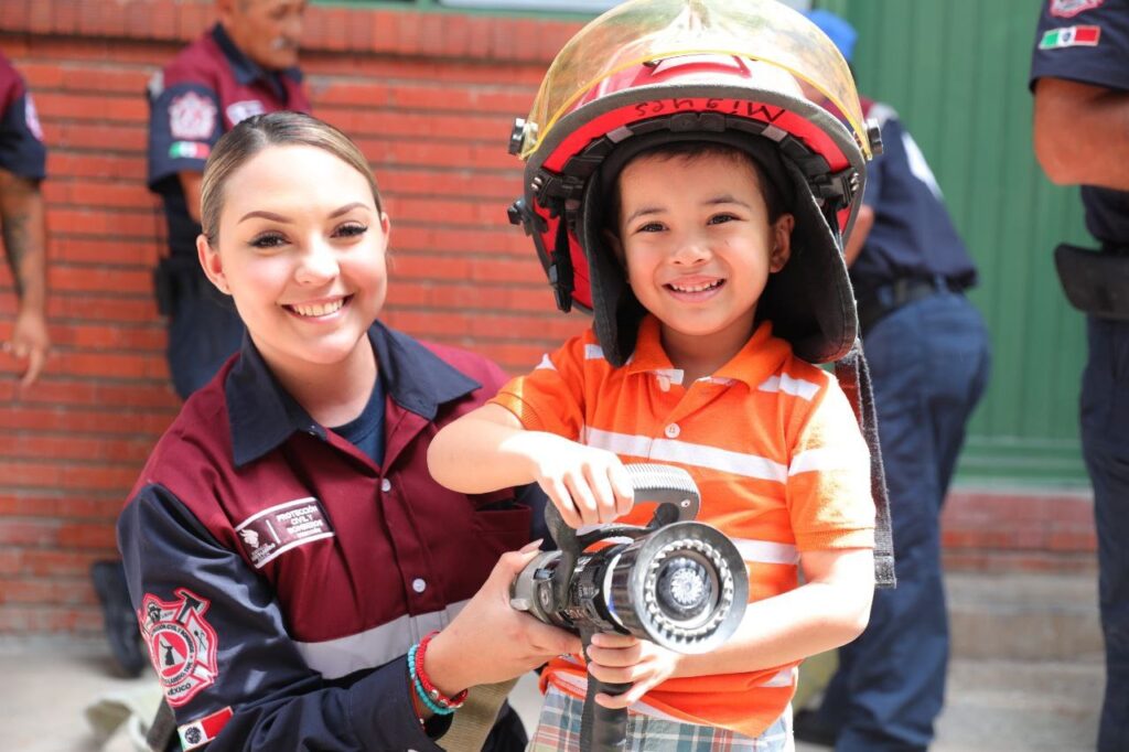 Conocen menores herramientas y desempeño del heroico Cuerpo de Bomberos