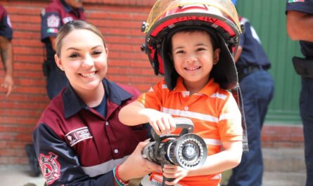 Conocen menores herramientas y desempeño del heroico Cuerpo de Bomberos