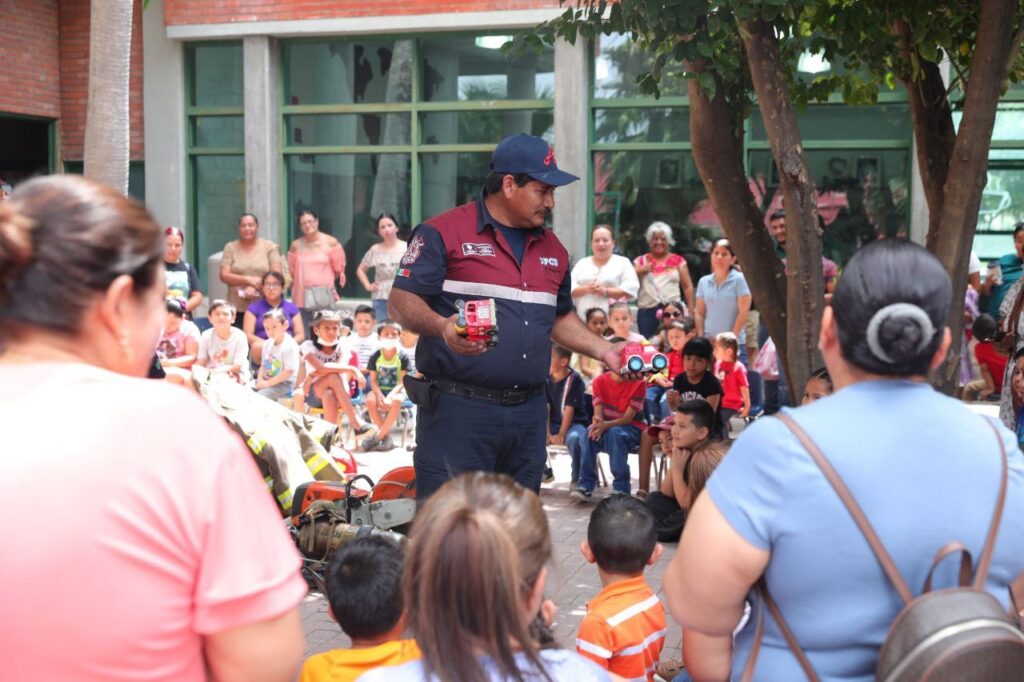 Conocen menores herramientas y desempeño del heroico Cuerpo de Bomberos