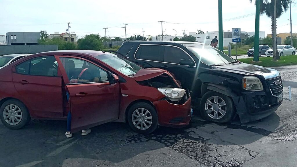 Choque en Nuevo Laredo: un herido y daños materiales importantes