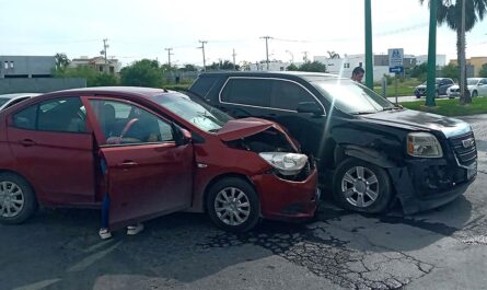 Choque en Nuevo Laredo: un herido y daños materiales importantes