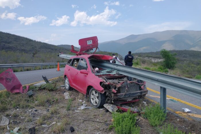 Conductor sobrevive a choque contra valla de contención en la Tula-Victoria