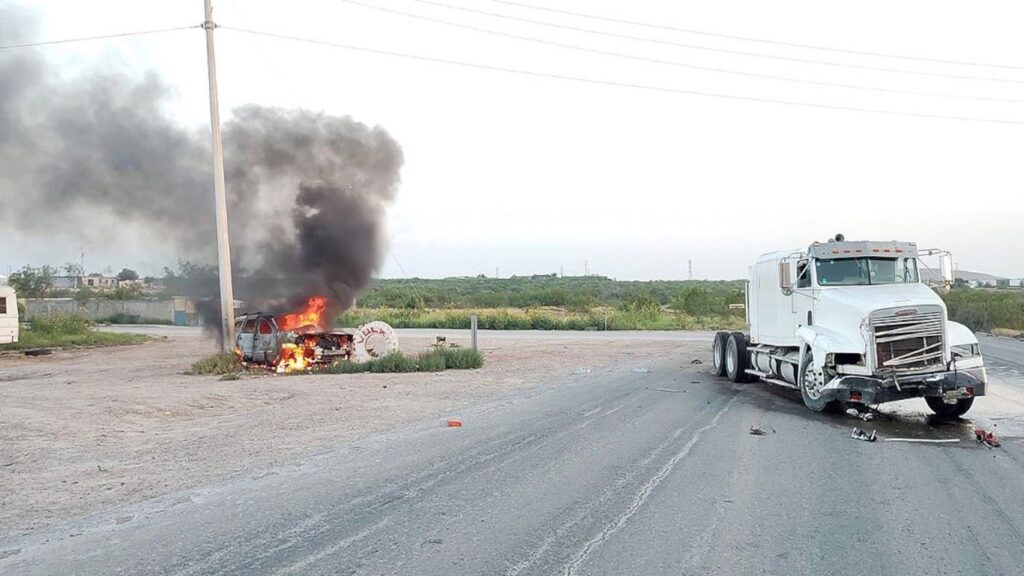 Fatal colisión en Nuevo Laredo: camioneta se incendia y cobra la vida de un hombre