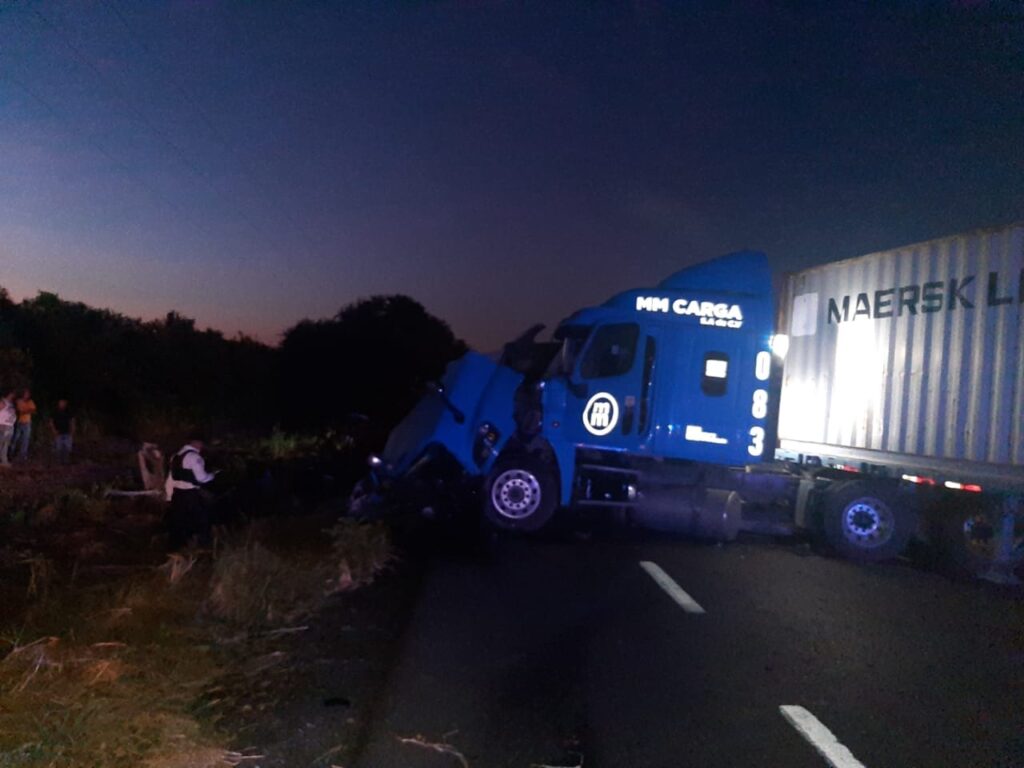 Fuerte colisión de 3 tráileres en la Victoria-Monterrey deja a conductor herido