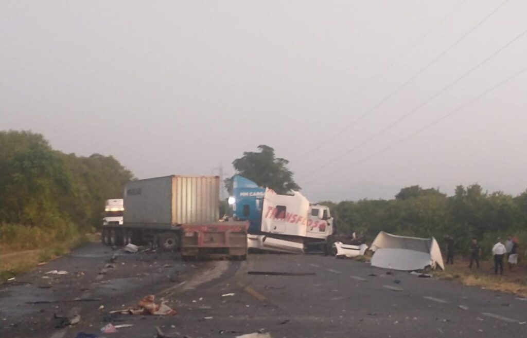 Fuerte colisión de 3 tráileres en la Victoria-Monterrey deja a conductor herido