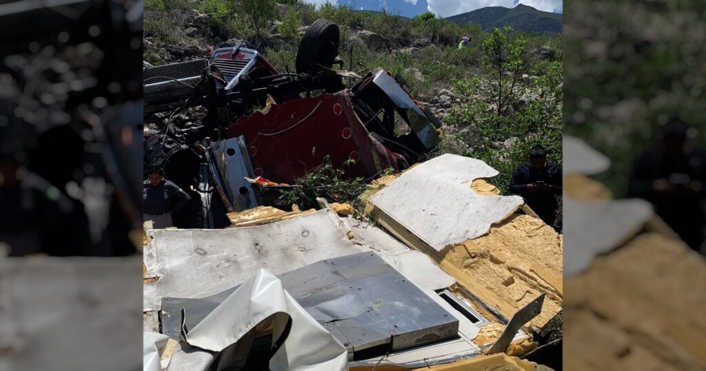 Hallan camión y chofer muerto en barranco en la Tula-Victoria