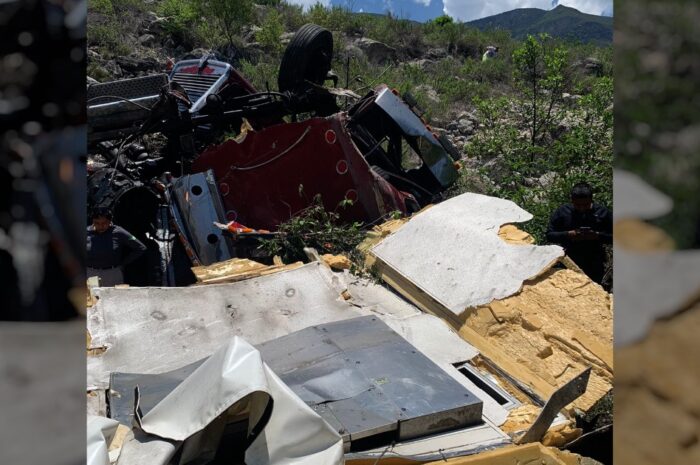 Hallan camión y chofer muerto en barranco en la Tula-Victoria