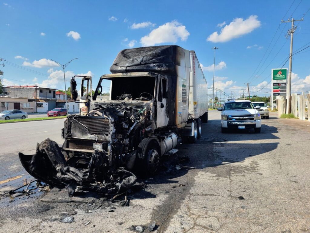 Tractocamión se incendia en Nuevo Laredo por cortocircuito