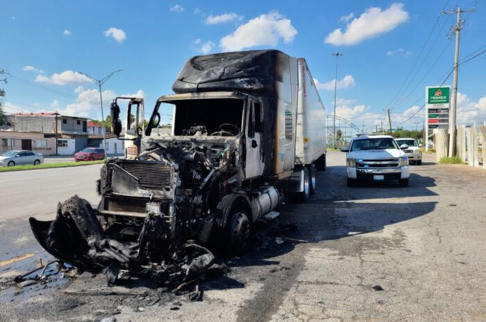 Tractocamión se incendia en Nuevo Laredo por cortocircuito