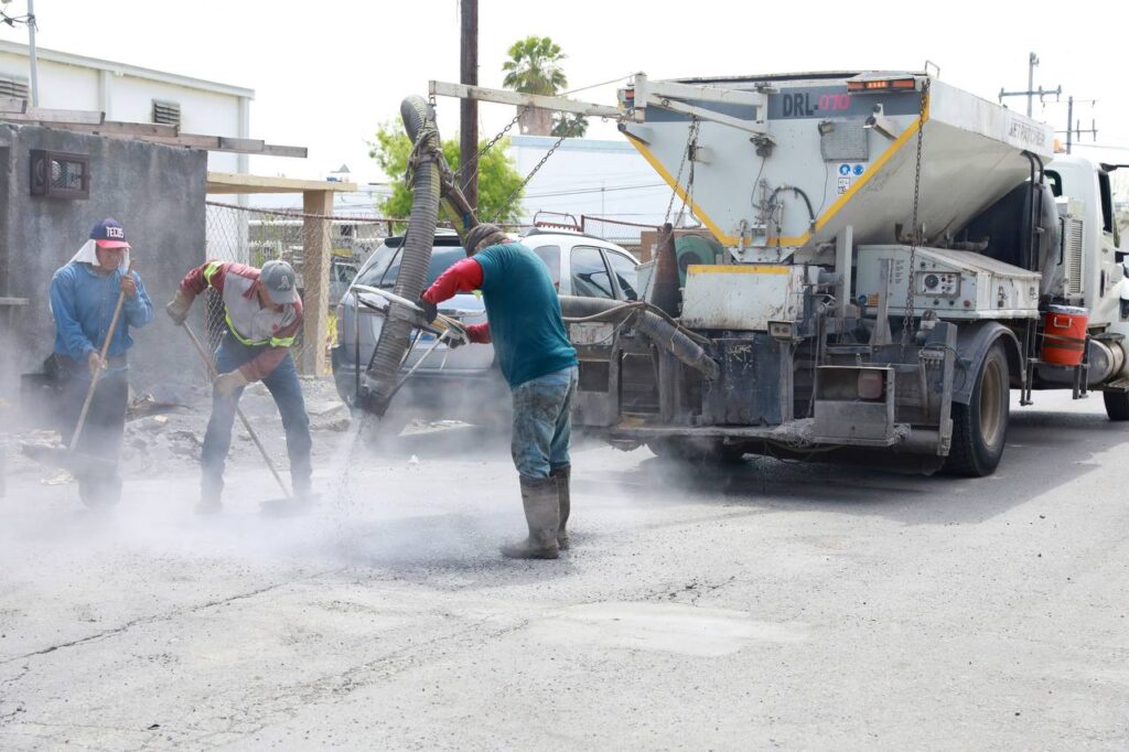 Refuerza Gobierno Municipal campaña permanente de bacheo en Nuevo Laredo