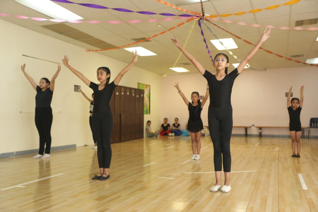 Aprenden a bailar k-pop y danza folclórica en Maquila Creativa