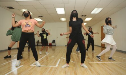 Aprenden a bailar k-pop y danza folclórica en Maquila Creativa