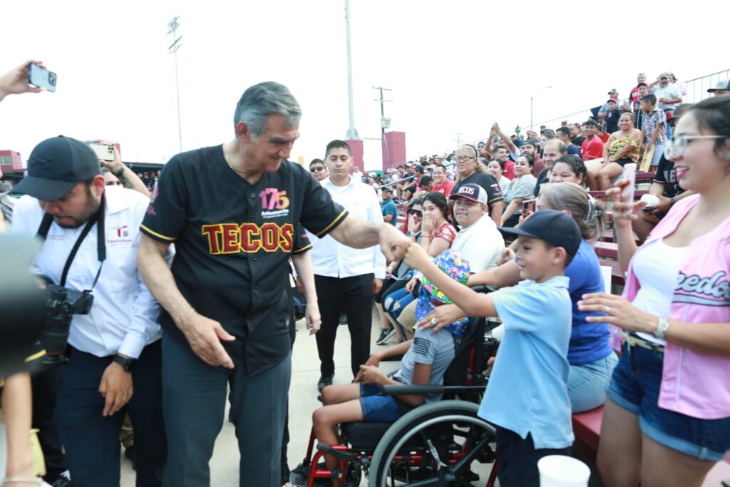 Lanza Américo primera bola en partido de la Liga Mexicana de Beisbol