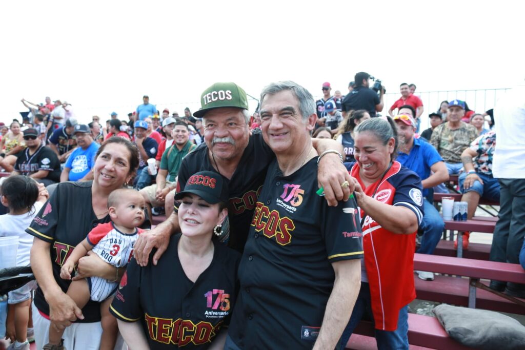 Lanza Américo primera bola en partido de la Liga Mexicana de Beisbol