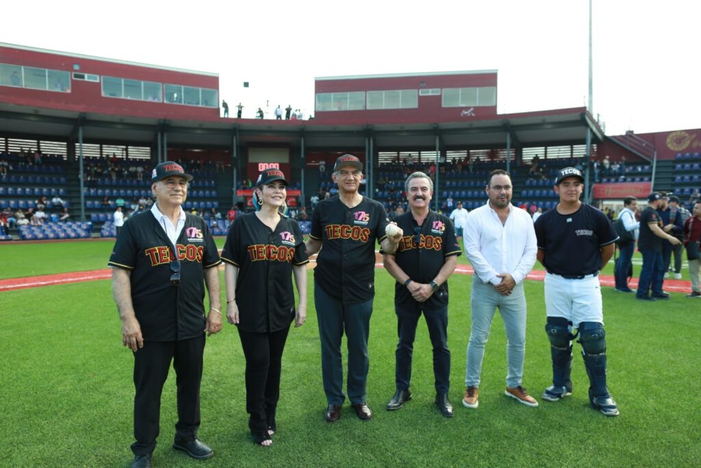 Lanza Américo primera bola en partido de la Liga Mexicana de Beisbol