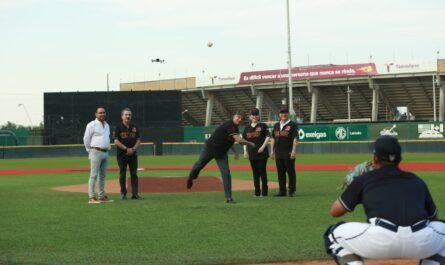 Lanza Américo primera bola en partido de la Liga Mexicana de Beisbol