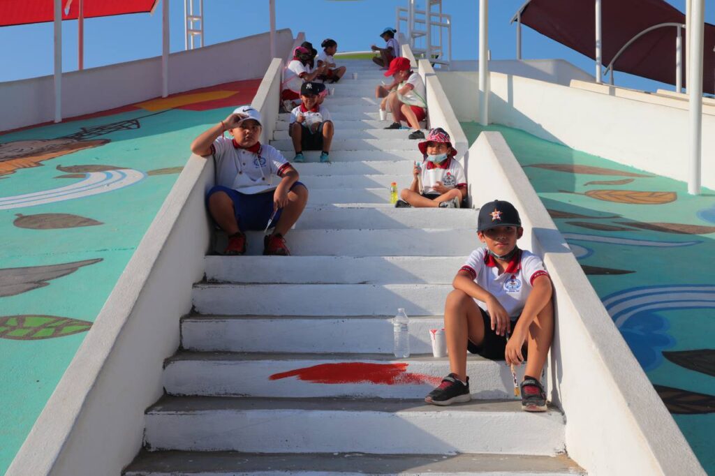 Se unen niños a pinta de mural en volcán del parque Mendoza