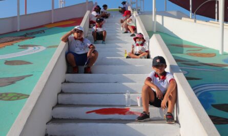 Se unen niños a pinta de mural en volcán del parque Mendoza