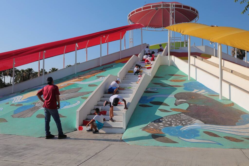 Se unen niños a pinta de mural en volcán del parque Mendoza