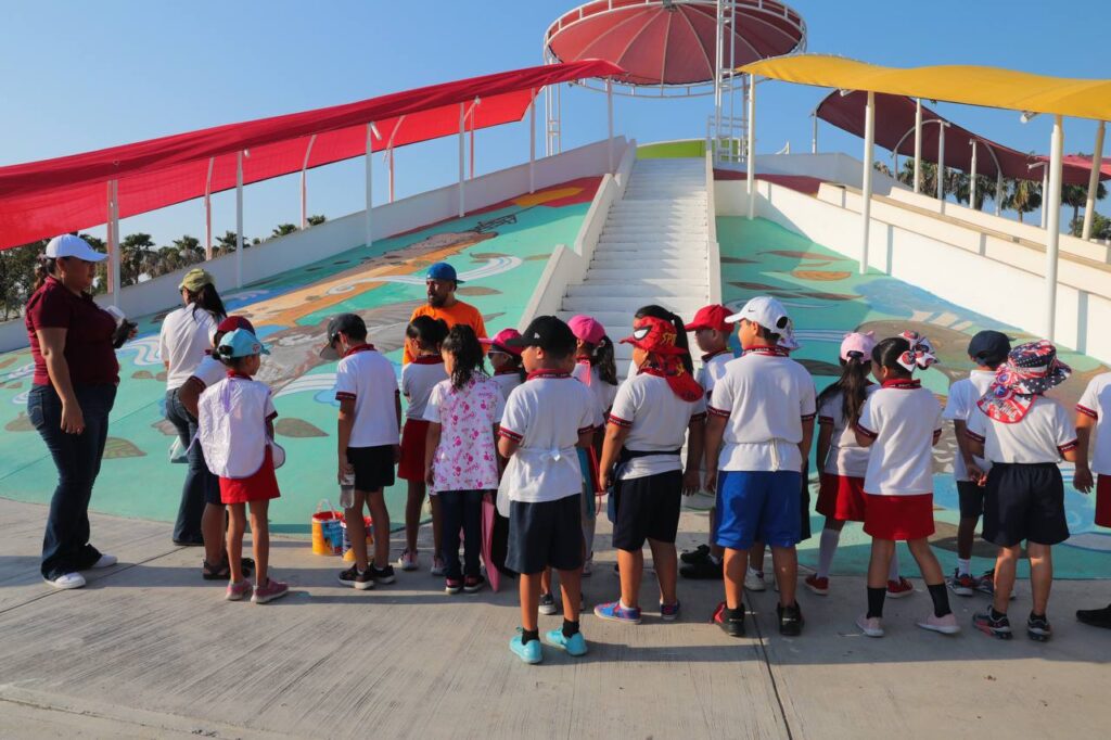 Se unen niños a pinta de mural en volcán del parque Mendoza