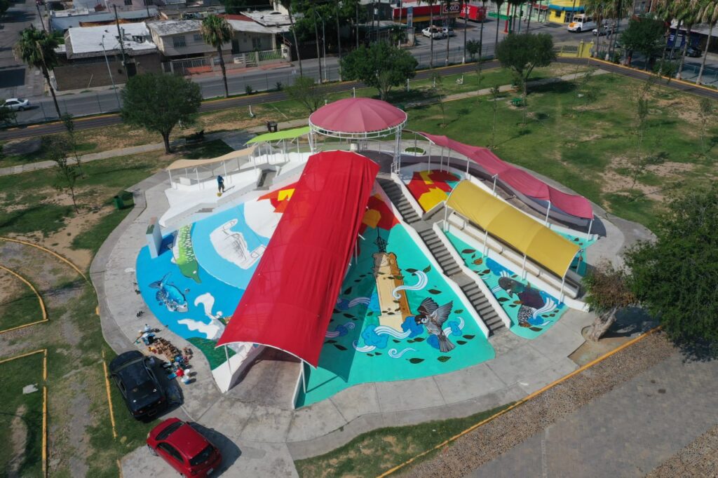 Se unen niños a pinta de mural en volcán del parque Mendoza