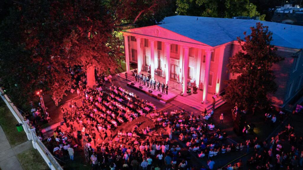 Disfrutan neolaredenses concierto en la icónica Casa Longoria