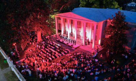 Disfrutan neolaredenses concierto en la icónica Casa Longoria