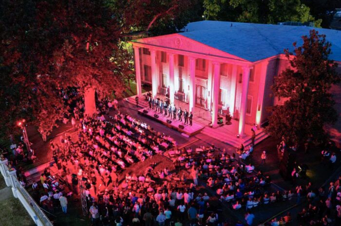 Disfrutan neolaredenses concierto en la icónica Casa Longoria