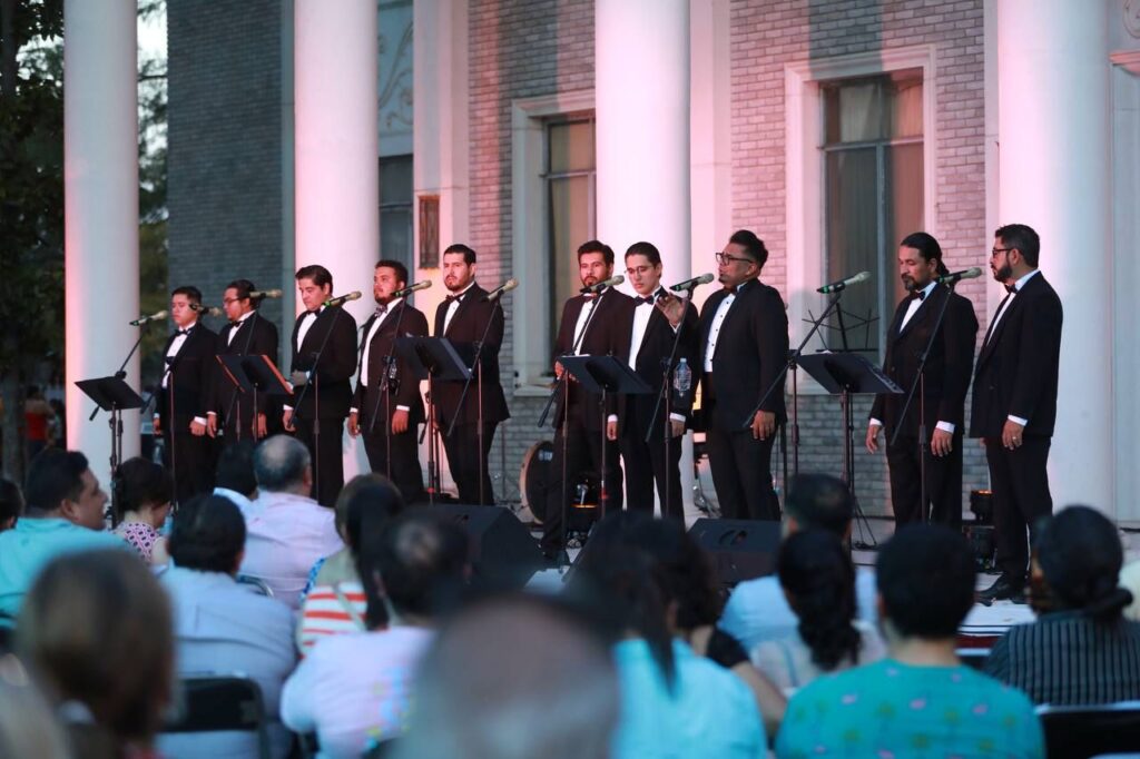 Disfrutan neolaredenses concierto en la icónica Casa Longoria