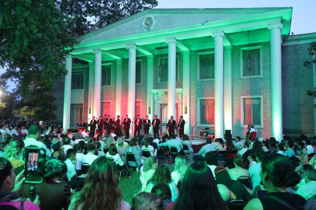 Disfrutan neolaredenses concierto en la icónica Casa Longoria